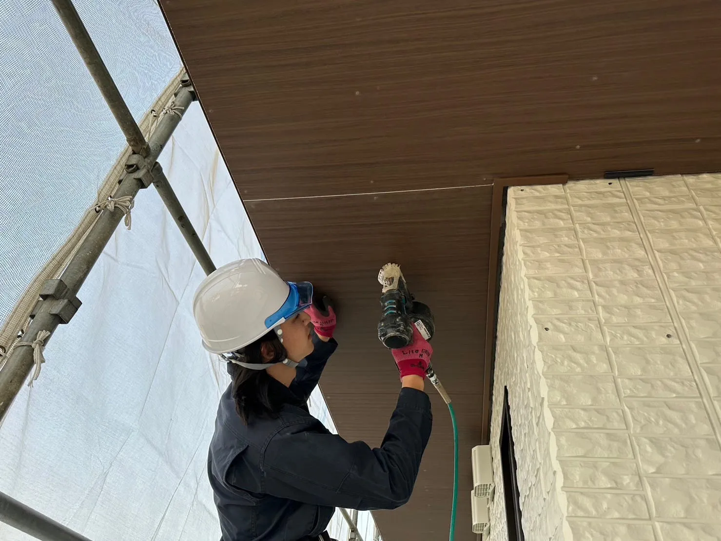 軒天の施工作業